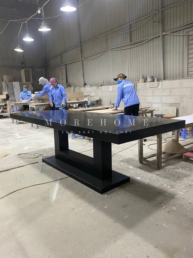 Bàn ăn gỗ tự nhiên Tần bì sơn đen có thể chứa đựng đến 8-10 ghế, phù hợp với phòng ăn.