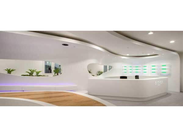 Quầy lễ tân được sử dụng đá nhân tạo màu trắng có thể được uốn cong thành nhiều hình dạng phù hợp với diện tích không gian, giúp tạo ra một không gian thoải mái và tiện nghi.