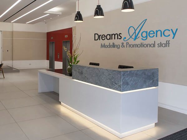 Quầy lễ tân đá nhân tạo với ưu điểm uốn cong thoải mái tạo kiểu dáng theo mong muốn phù hợp với không gian và phong cách của công ty